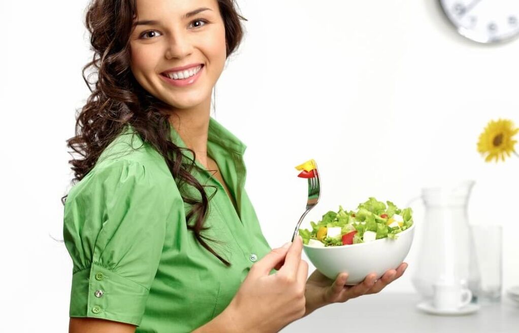 дівчина їсть овочевий салат на дієті 6 пелюсток