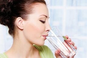 дівчина п'є воду на дієті для лінивих
