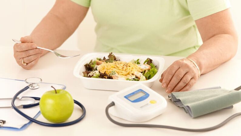 Жінка з цукровим діабетом дотримується рекомендацій лікаря з дієтичного харчування. 
